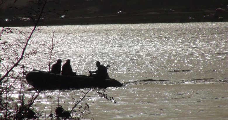 Ekipler harekete geçti: Kayıp genç gölette aranıyor