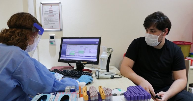 İzmir’de yoğun bakımdaki genç hastalardan etkilenen doktor plazma bağışçısı oldu