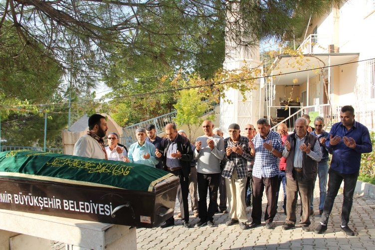 İzmir Karabağlar’da üvey kardeşi tarafından öldürülen kişi defnedildi