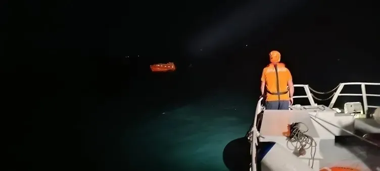 marmara-denizinde-gemi-carpismasi-o-goruntuler-ortaya-cikti-10-personelden-hic-bir-iz-yok-1788343697150.jpeg