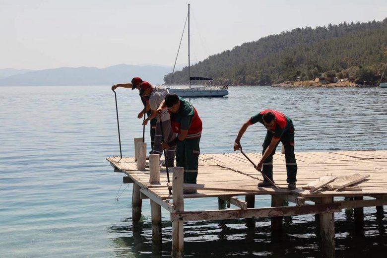 Akbük koyundaki iskeleler yıkıldı