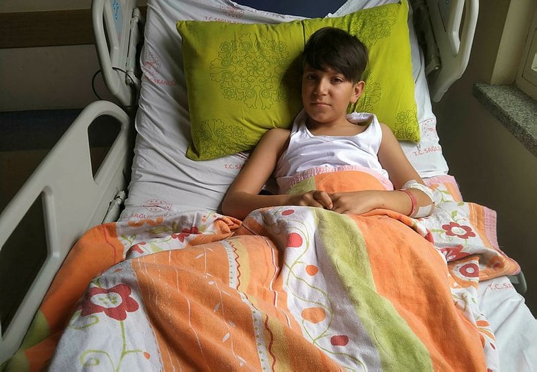 Köpeklerden kaçarken cipin altında kaldı