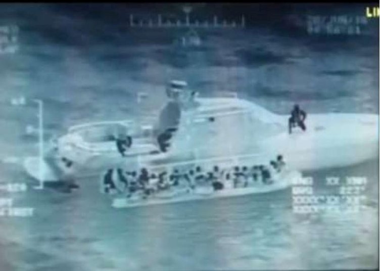 Batmak üzere olan bottaki kaçakları sahil güvenlik kurtardı