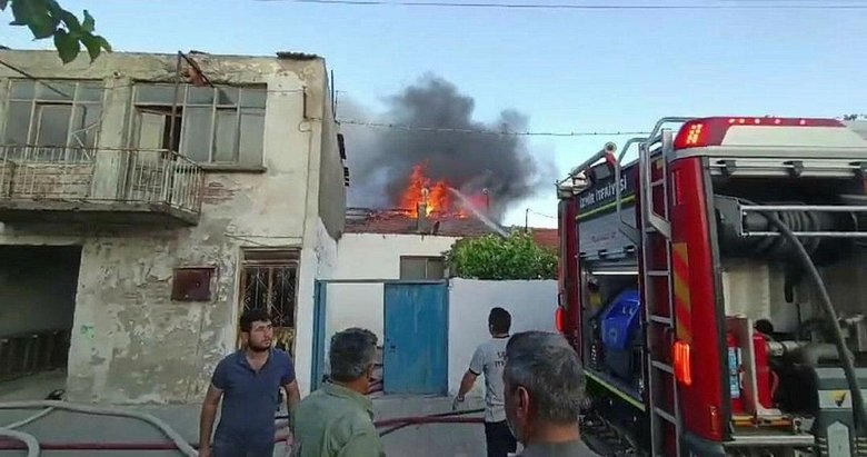 İzmir’de metruk evde çıkan yangın 4 eve daha sıçradı