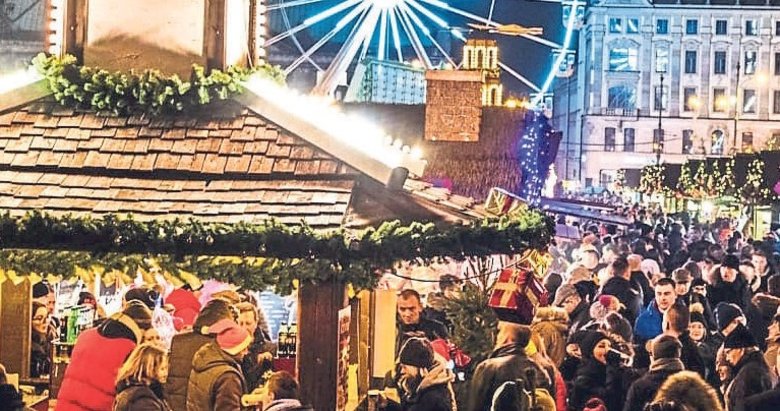 Uçan Noel Baba bize el sallıyor