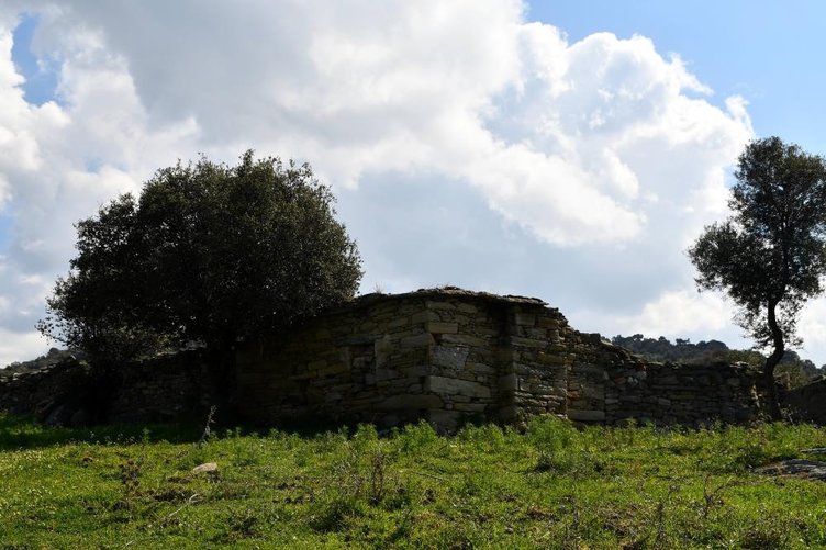 Ege’de terkedilen hayalet köy zamana direniyor!