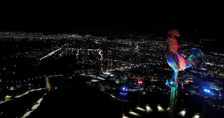 Dev horoz heykeli Azerbaycan’ın renklerine büründü