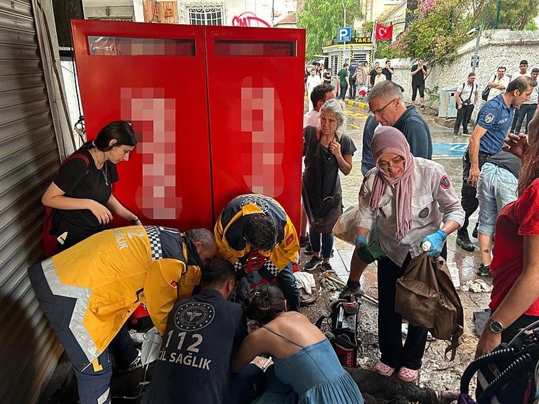 İzmir’de yağmur can aldı! Elektrik akımına kapıldılar