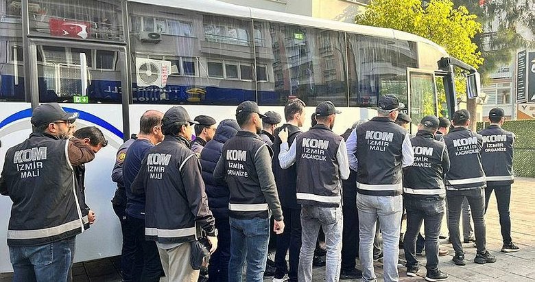 İzmir’de FETÖ’ye ’Kıskaç’! Yakalanan 84 kişi adliyede