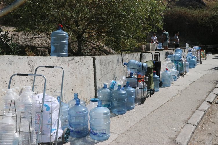 Görüntüler 2025 yılı İzmir’inden! Su için çeşmede uzun kuyruklar oluştu