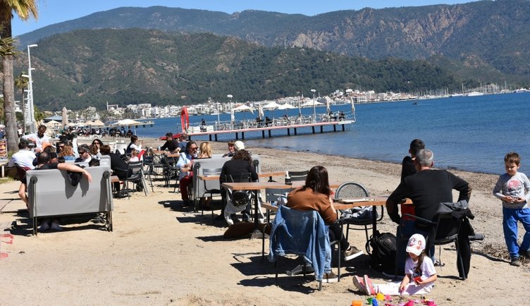 Marmaris’te mart güneşi keyfi! Herkes sahillere akın etti...