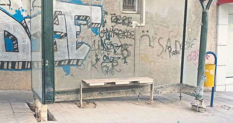 Otobüs durağının hali halkı çileden çıkardı!