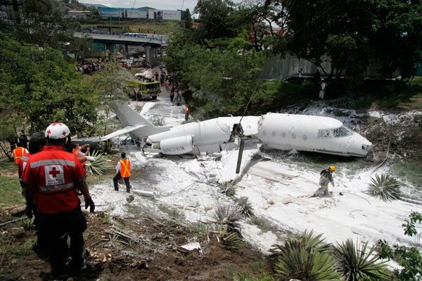 Honduras’ın başkenti Tegucigalpa’daki Toncontin Uluslararası Havalimanı’na inişe geçen özel jet ikiye ayrıldı