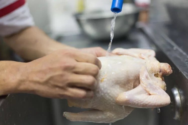 İnce bağırsak iltihabına sebep oluyor Yemeden önce sakın yıkamayın! İnce bağırsak iltihabına sebep oluyor Yemeden önce sakın yıkamayın!