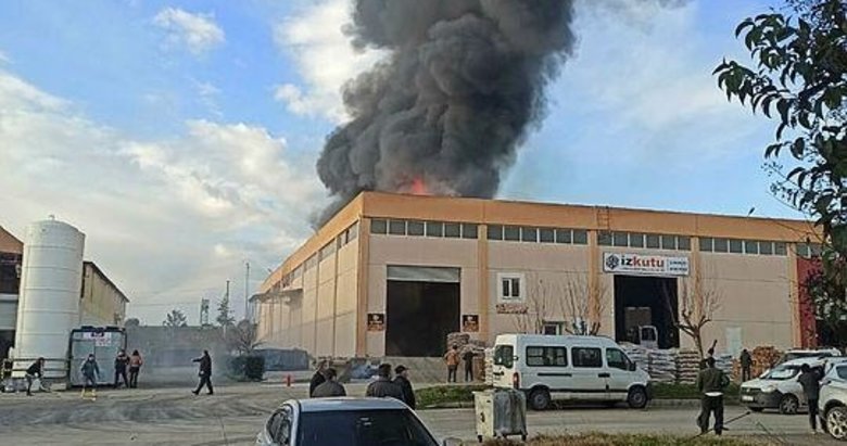İzmir’de yangın paniği! Depoda başlayıp iki fabrikaya sıçradı