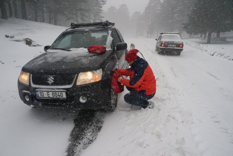 Kazdağları’nda yoğun kar nedeniyle çok sayıda araç mahsur kaldı