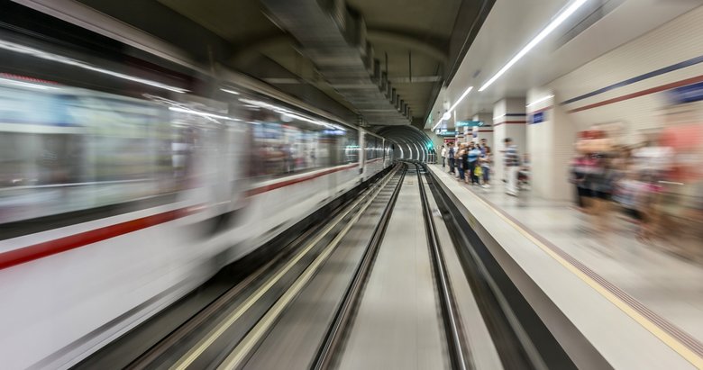 İzmir’de yılbaşında son metro ve tramvay seferi saat kaçta?