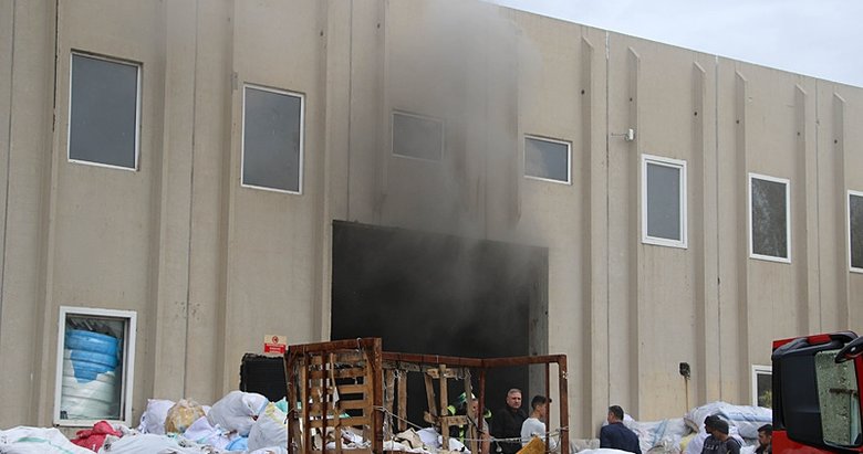 Uşak’ta elyaf fabrikasındaki yangın söndürüldü