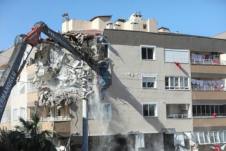 İzmir’de deprem yardımlarını toplayıp satmaya çalışan şüpheliyle ilgili flaş gelişme