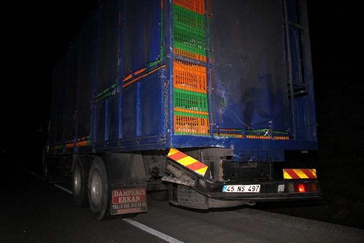 Manisa’da korkunç kaza! Kamyonet tıra mızrak gibi saplandı!