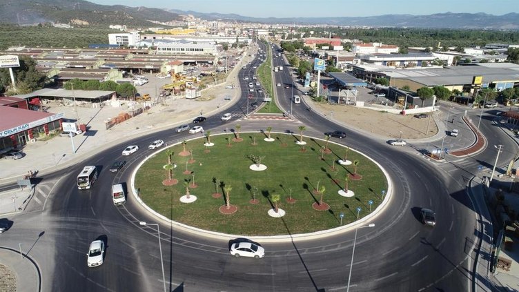 Yazın 2 milyon nüfusu buluyor! Edremit’te trafiği rahatlatan yapılar
