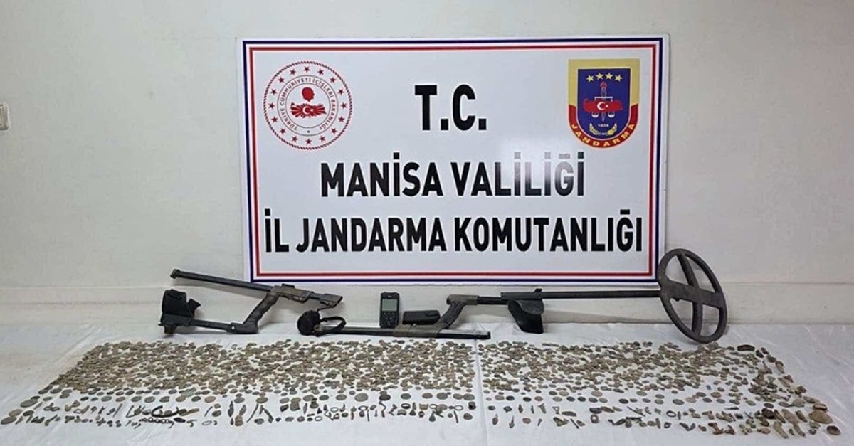 Manisa'da tarihi eser operasyonu! Sikkeleri çalmışlar