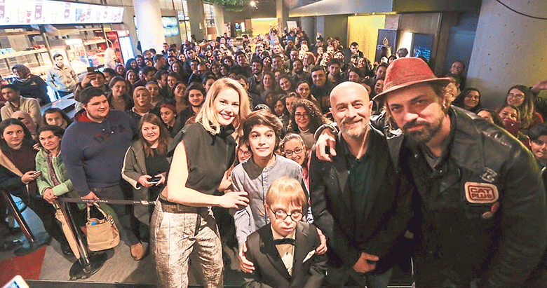 ‘Çiçero’ oyuncuları İzmirlilerle buluştu