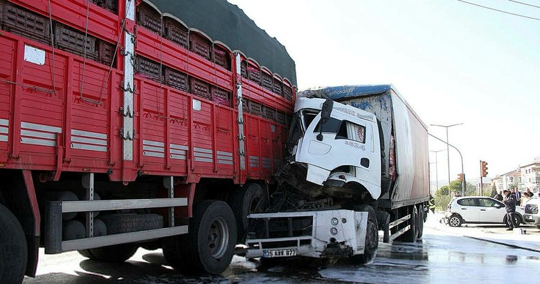 Kamyon, kırmızı ışıkta bekleyen TIR ve otomobile çarptı
