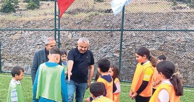 AK Partili Başkan çocuklara verdiği halı saha sözünü tuttu