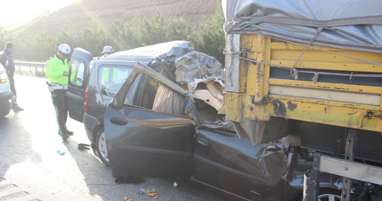 Kamyonet tıra arkadan çarptı: Aynı aileden 3 ölü, 1 ağır yaralı