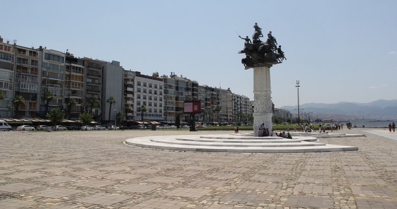 İzmir’de sahiller doldu, kent merkezi boş kaldı