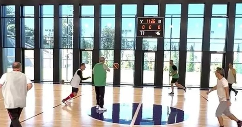 Başkan Erdoğan basketbol maçı için parkeye indi: Masada, sahada, sporda mücadeleye devam!