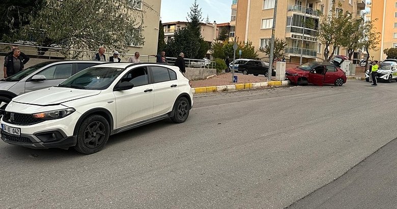 Uşak’ta iki otomobil çarpıştı: 2 yaralı