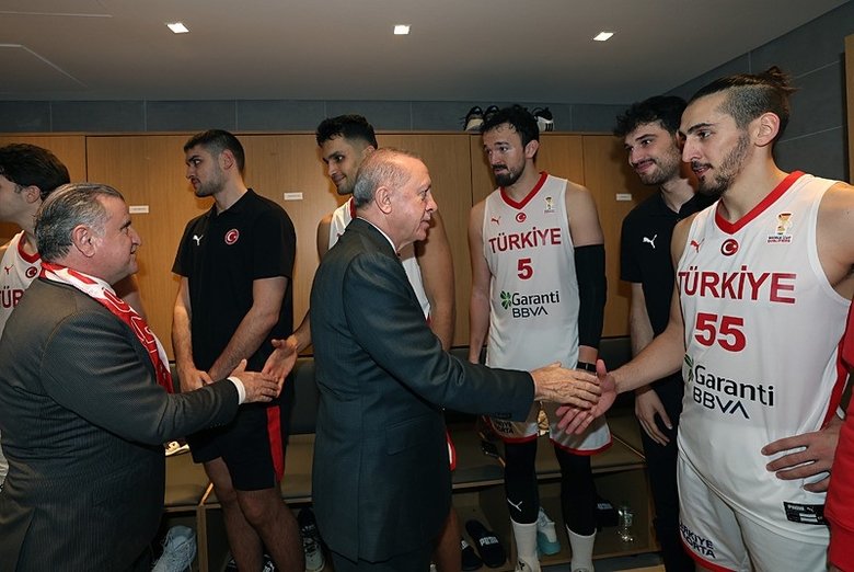 baskan-erdogan-a-milli-erkek-basketbol-takimina-tebrik-etti-1764281843842.jpeg