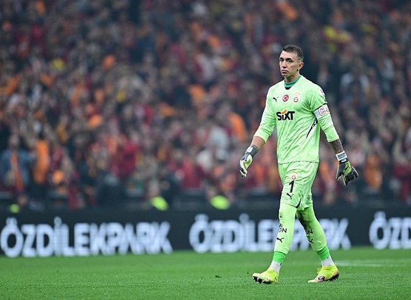 son-dakika-muslera-galatasaraya-gozyaslariyla-veda-etti-1748505808560.jpeg