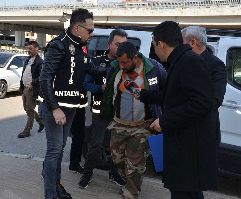 İş arkadaşını öldürüp cep telefonunu eşine hediye etmiş