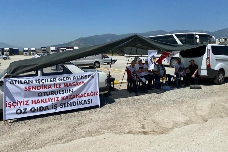 Sendikalı oldular diye kovulan işçiler fabrika önünde eylem yaptı