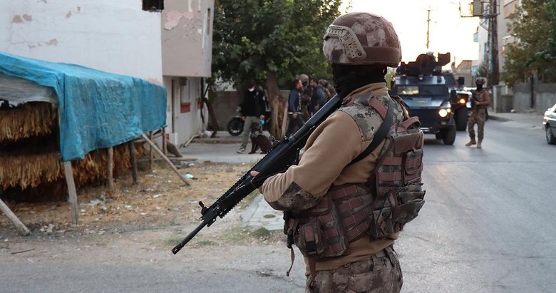 İzmir’de DEAŞ operasyonu! Mağarada patlayıcı ve silah ele geçirildi