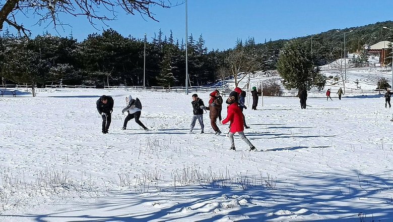 Spil Dağı beyaza büründü: İzmirliler kar keyfi yaptı