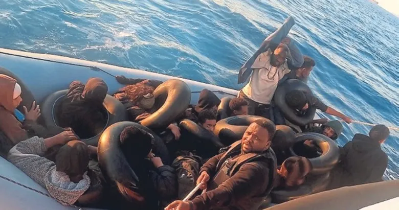 Karaburun açıklarında 21 göçmen kurtarıldı