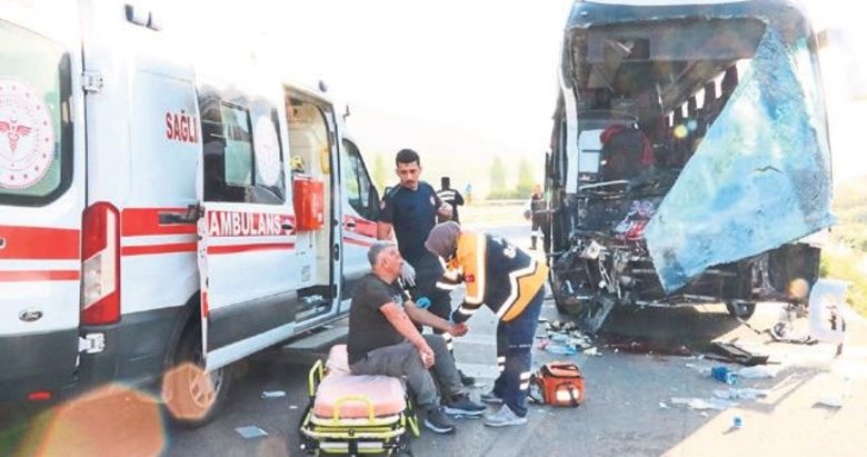 Afyonkarahisar’da korkunç kaza: 1 ölü 16 yaralı