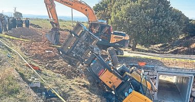 Operatör devrilen kepçenin altında kaldı