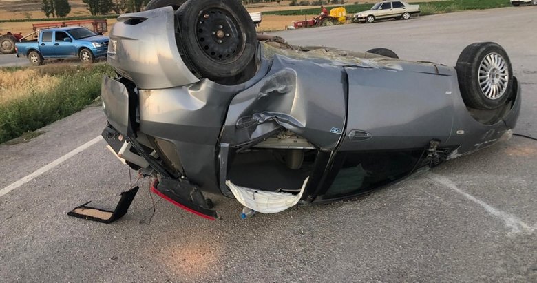 Afyon’da feci kaza! Takla atıp ters dönen otomobilde 1 kişi yaralandı