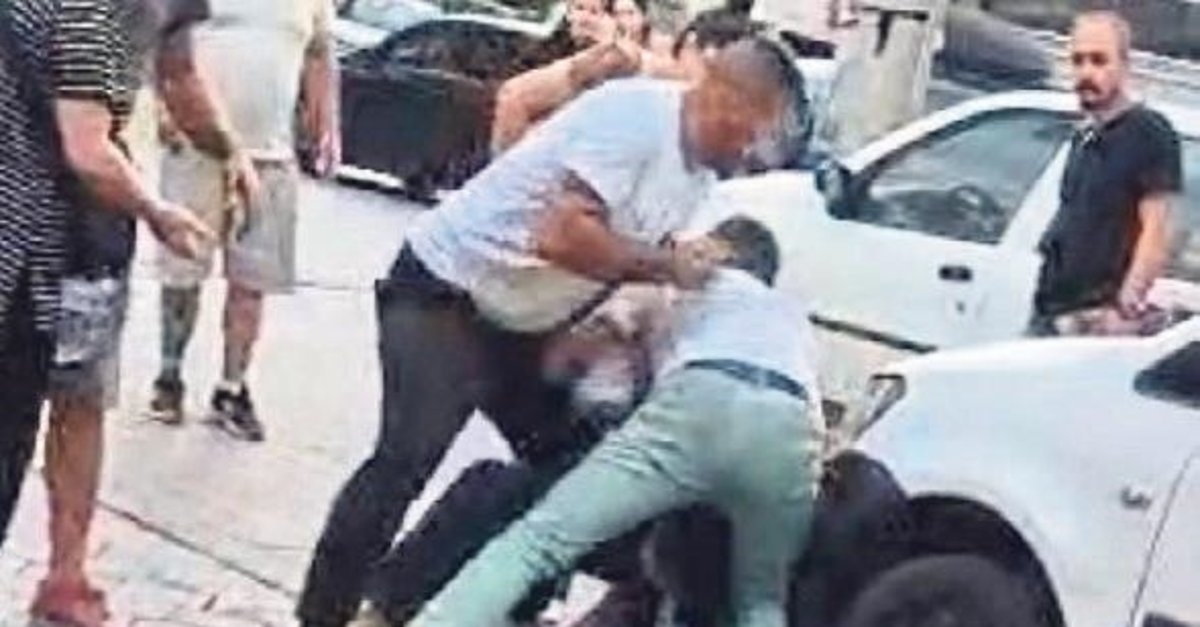 Sokak ortasında sırtından bıçaklandı