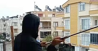 Gölle dönen yola balkonundan olta attı