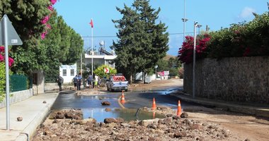 Bodrum'da su borusu patladı! Araçlar suyun altında kalmaktan son anda kurtuldu 