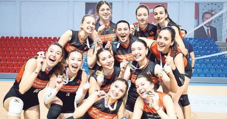 İzmir Ekonomi’de ‘çifte kupa’ coşkusu