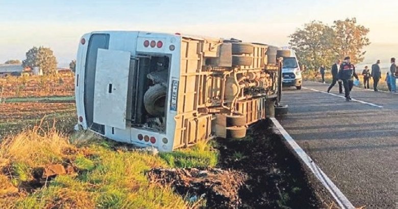 Midibüsün devrilmesi sonucu 23 kişi yaralandı
