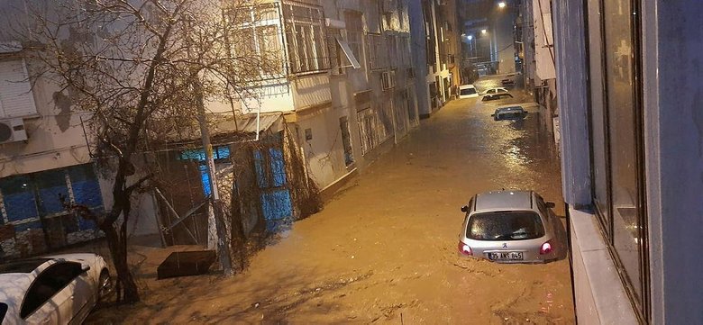 İzmir’de sağanak kabusu! Her yağmurda bildik manzaralar