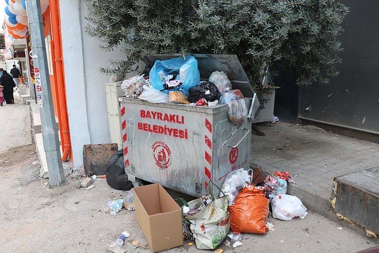 Bayraklı’da işçiler grevde; çöpler sokaklara taştı